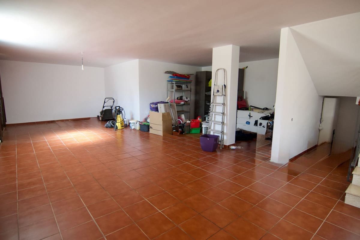 4 bedroom Villa for sale in Alhaurin de la Torre with pool garage - € 830,000 (Ref: 9480335)