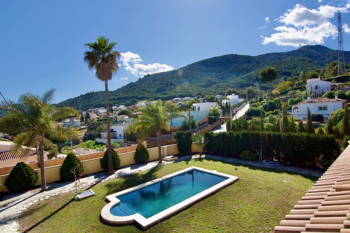 4 bedroom Villa for sale in Alhaurin de la Torre with pool garage - € 830,000 (Ref: 9480335)