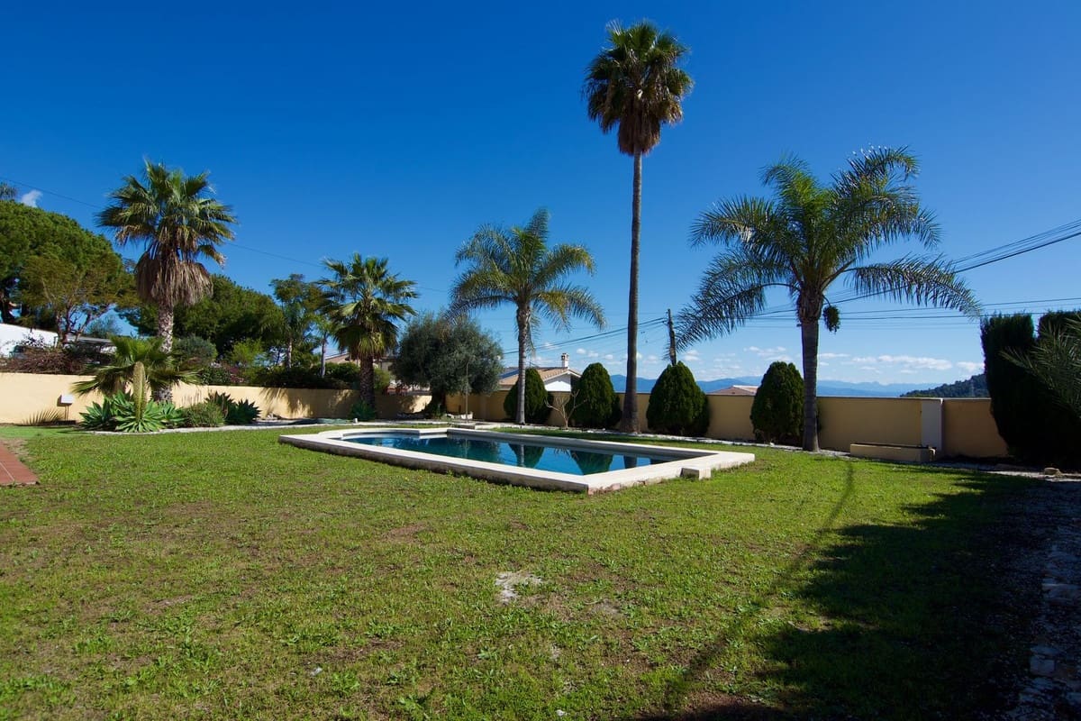 4 bedroom Villa for sale in Alhaurin de la Torre with pool garage - € 830,000 (Ref: 9480335)