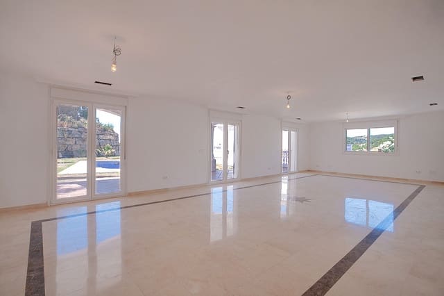 4 chambre Villa/Maison à vendre à Centro, Estepona avec piscine garage - 830 000 € (Ref: 9480336)