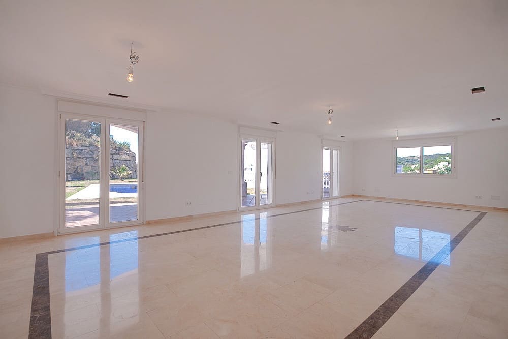 4 sovrum Villa till salu i Estepona med pool garage - 950 000 € (Ref: 9480336)