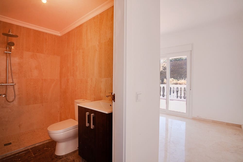 4 sovrum Villa till salu i Estepona med pool garage - 950 000 € (Ref: 9480336)