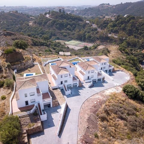 4 soverom Villa til salgs i Centro, Estepona med svømmebasseng garasje - € 950 000 (Ref: 9480336)