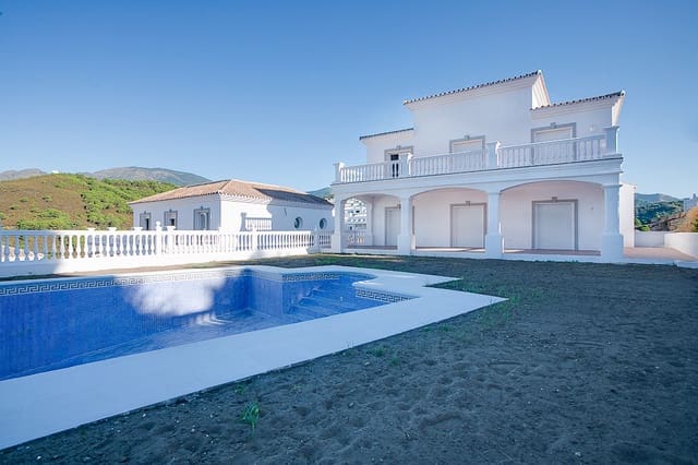 4 soverom Villa til salgs i Centro, Estepona med svømmebasseng garasje - € 950 000 (Ref: 9480336)