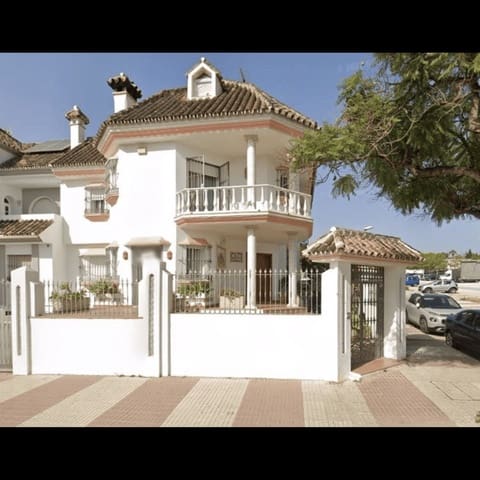 5 soveværelse Semi-Rækkehus til salg i San Pedro de Alcántara Pueblo, Marbella med garage - € 835.000 (Ref: 9480338)