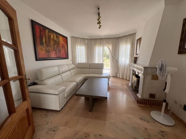 5 soveværelse Semi-Rækkehus til salg i San Pedro de Alcántara Pueblo, Marbella med garage - € 835.000 (Ref: 9480338)