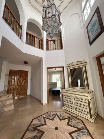 5 soveværelse Semi-Rækkehus til salg i San Pedro de Alcántara Pueblo, Marbella med garage - € 835.000 (Ref: 9480338)