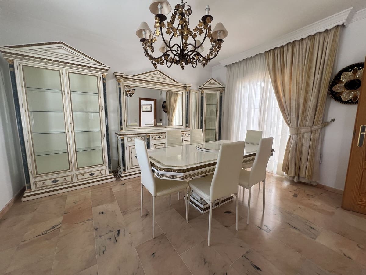 5 soveværelse Semi-Rækkehus til salg i San Pedro de Alcantara med garage - € 835.000 (Ref: 9480338)