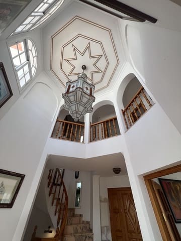 5 soveværelse Semi-Rækkehus til salg i San Pedro de Alcántara Pueblo, Marbella med garage - € 835.000 (Ref: 9480338)