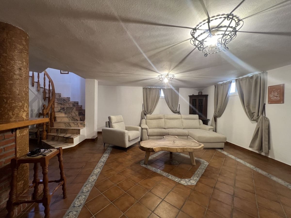 5 soveværelse Semi-Rækkehus til salg i San Pedro de Alcantara med garage - € 835.000 (Ref: 9480338)