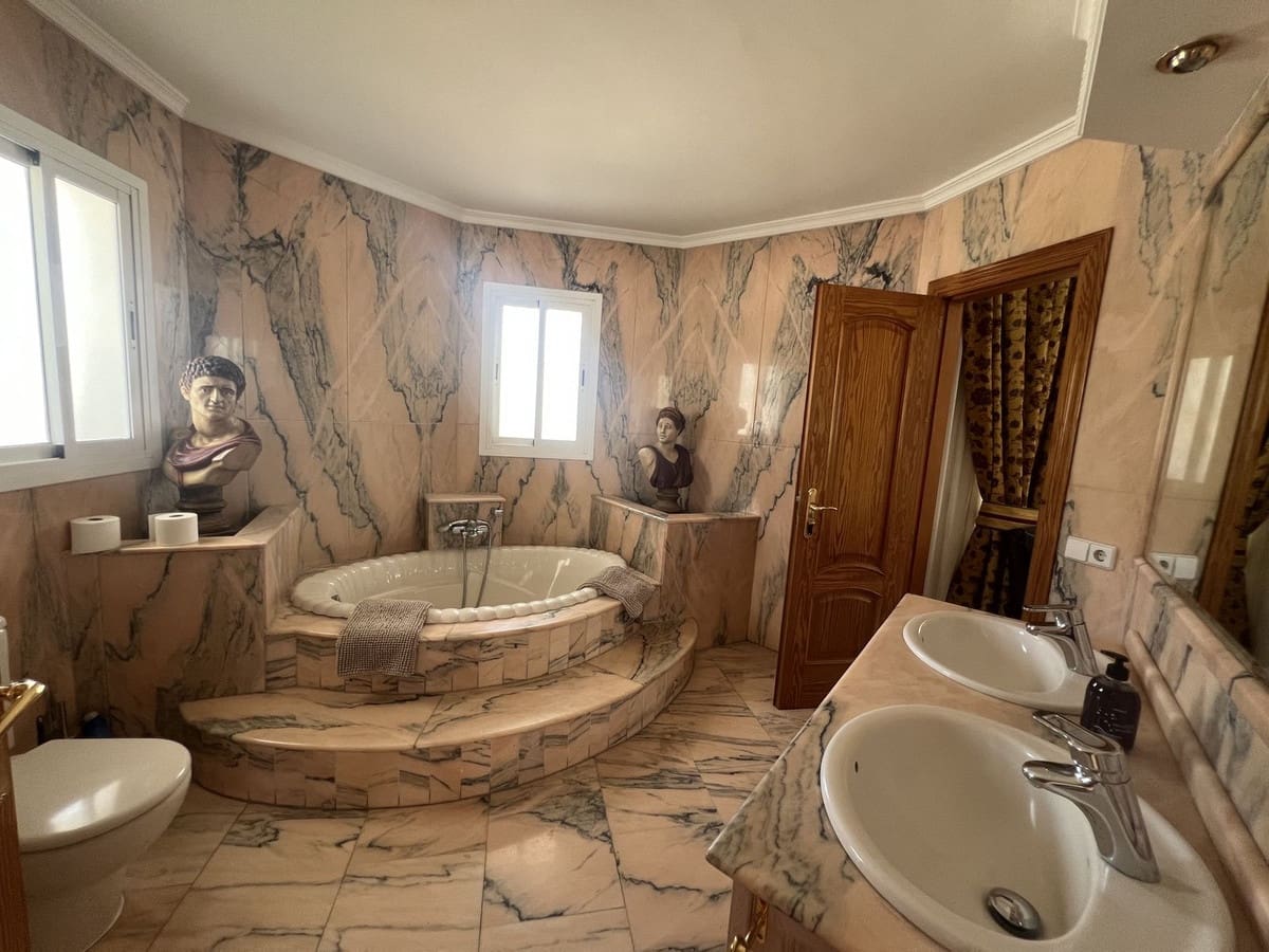 5 soveværelse Semi-Rækkehus til salg i San Pedro de Alcantara med garage - € 835.000 (Ref: 9480338)