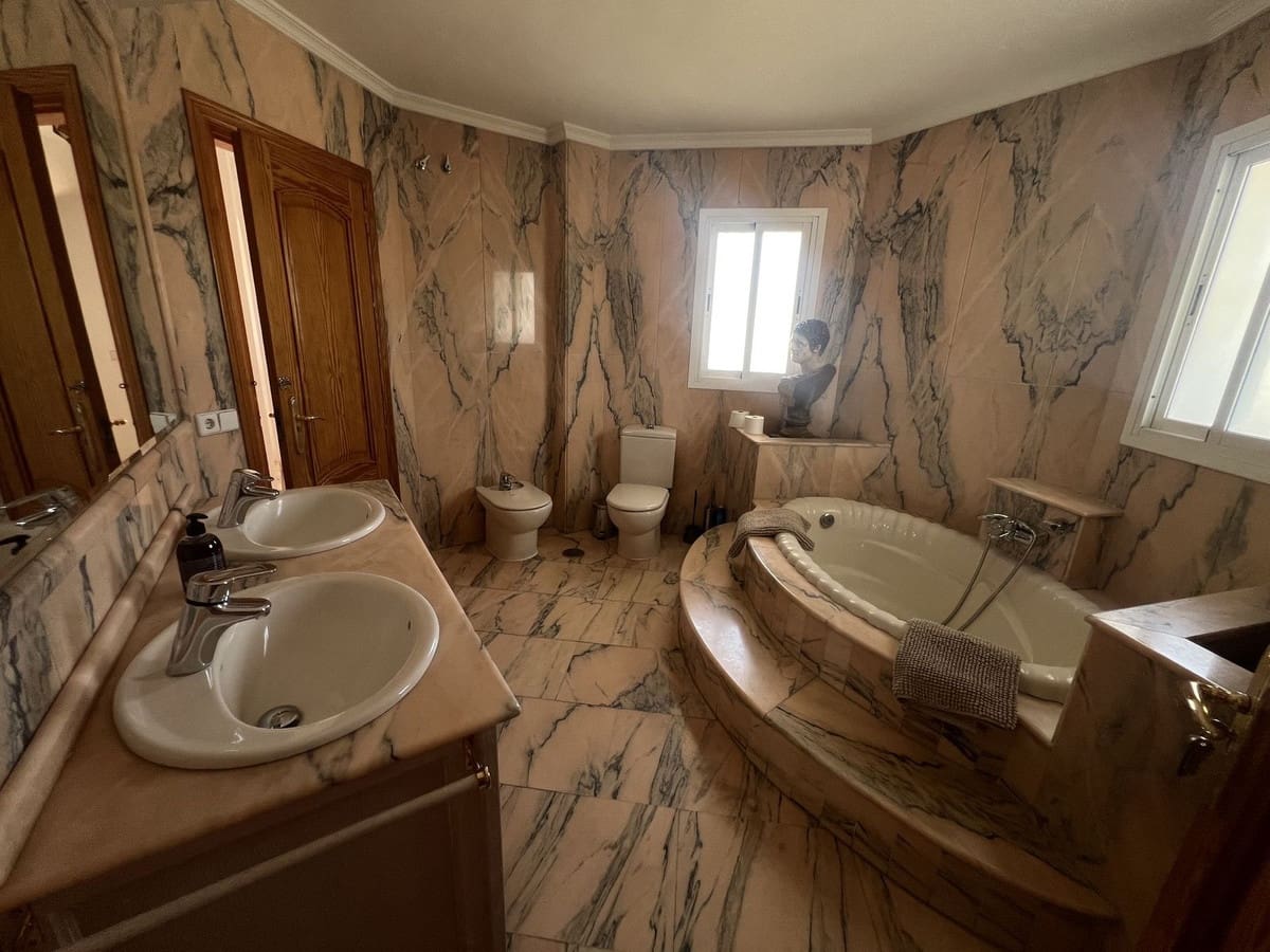 5 soveværelse Semi-Rækkehus til salg i San Pedro de Alcantara med garage - € 835.000 (Ref: 9480338)