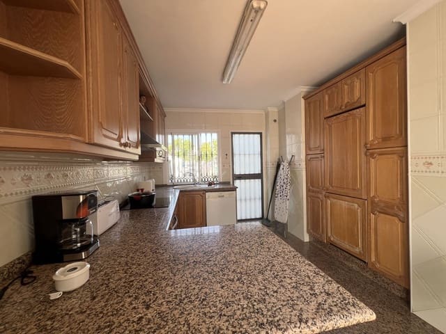 5 soveværelse Semi-Rækkehus til salg i San Pedro de Alcántara Pueblo, Marbella med garage - € 835.000 (Ref: 9480338)