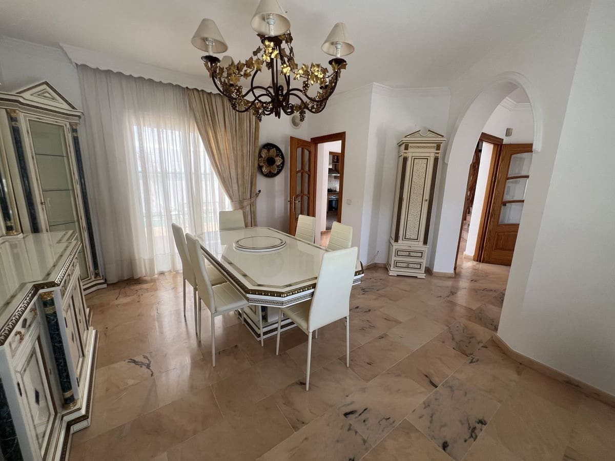 5 bedroom Semi-detached Villa for sale in San Pedro de Alcantara with garage - € 750,000 (Ref: 9480338)