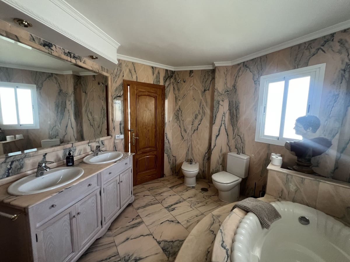 5 bedroom Semi-detached Villa for sale in San Pedro de Alcantara with garage - € 750,000 (Ref: 9480338)