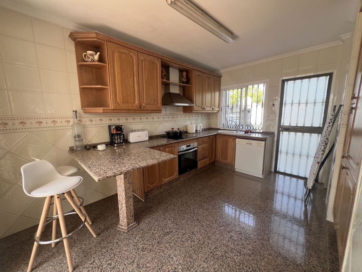 5 bedroom Semi-detached Villa for sale in San Pedro de Alcantara with garage - € 750,000 (Ref: 9480338)