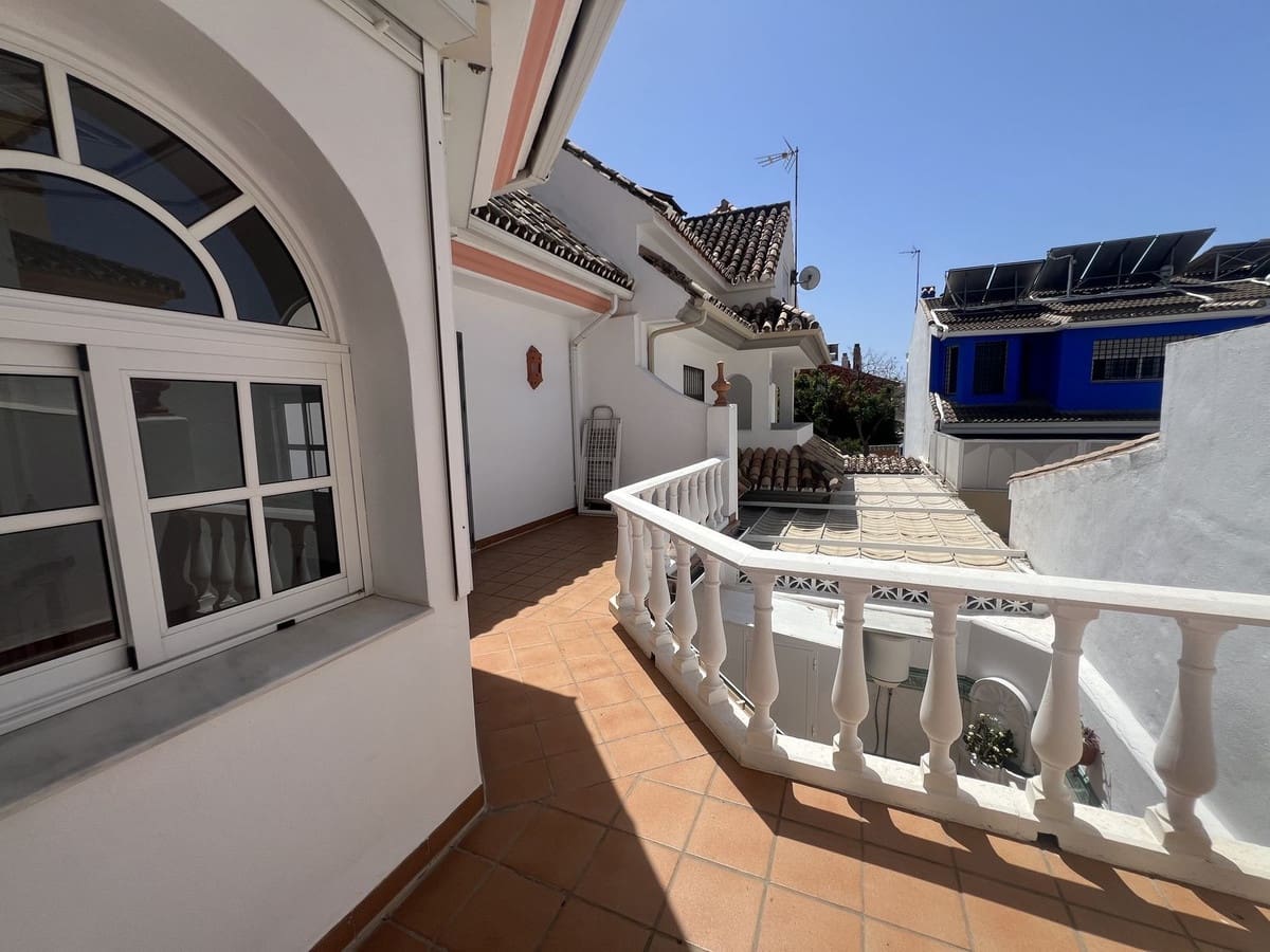 5 bedroom Semi-detached Villa for sale in San Pedro de Alcantara with garage - € 750,000 (Ref: 9480338)