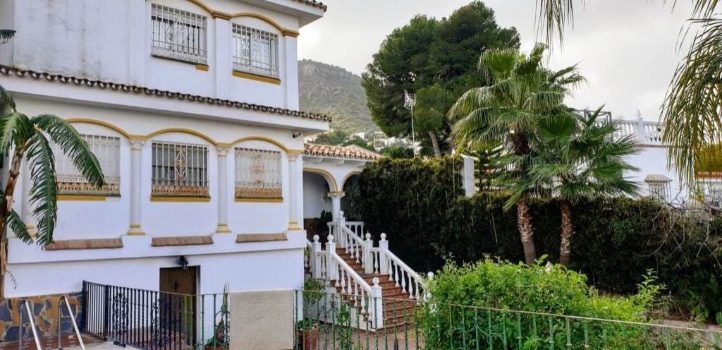 6 bedroom Villa for sale in Alhaurin de la Torre with garage - € 838,950 (Ref: 9480341)