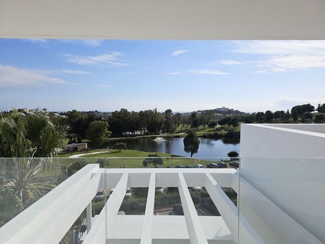 Ático de 2 habitaciones en El Paraiso, Estepona en venta con piscina - 840.000 € (Ref: 9480343)