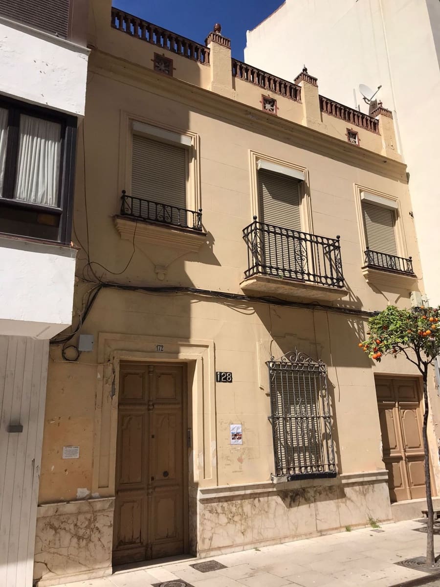 Casa de 8 habitaciones en Estepona en venta - 840.000 € (Ref: 9480345)