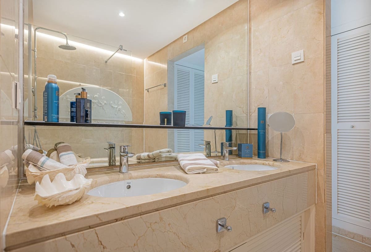 1 bedroom Apartment for sale in Marbella with pool - € 849,000 (Ref: 9480352)