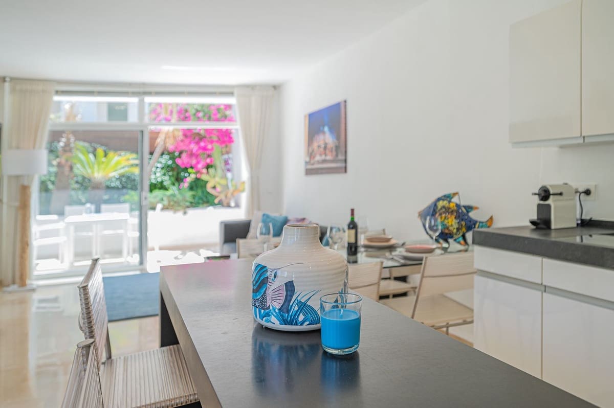 1 bedroom Apartment for sale in Marbella with pool - € 849,000 (Ref: 9480352)