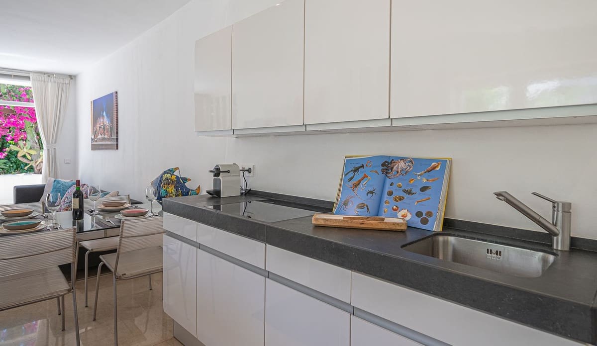 1 bedroom Apartment for sale in Marbella with pool - € 849,000 (Ref: 9480352)