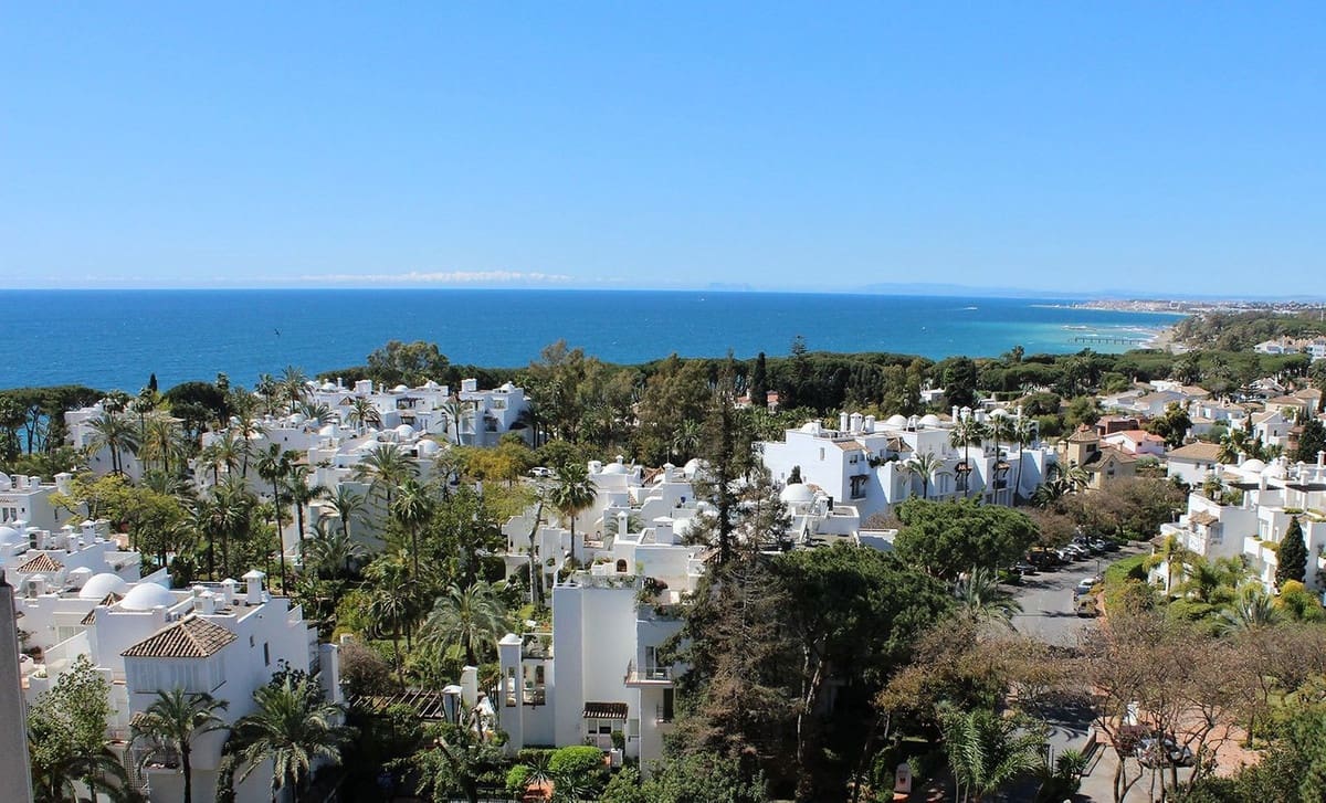 1 bedroom Apartment for sale in Marbella with pool - € 849,000 (Ref: 9480352)