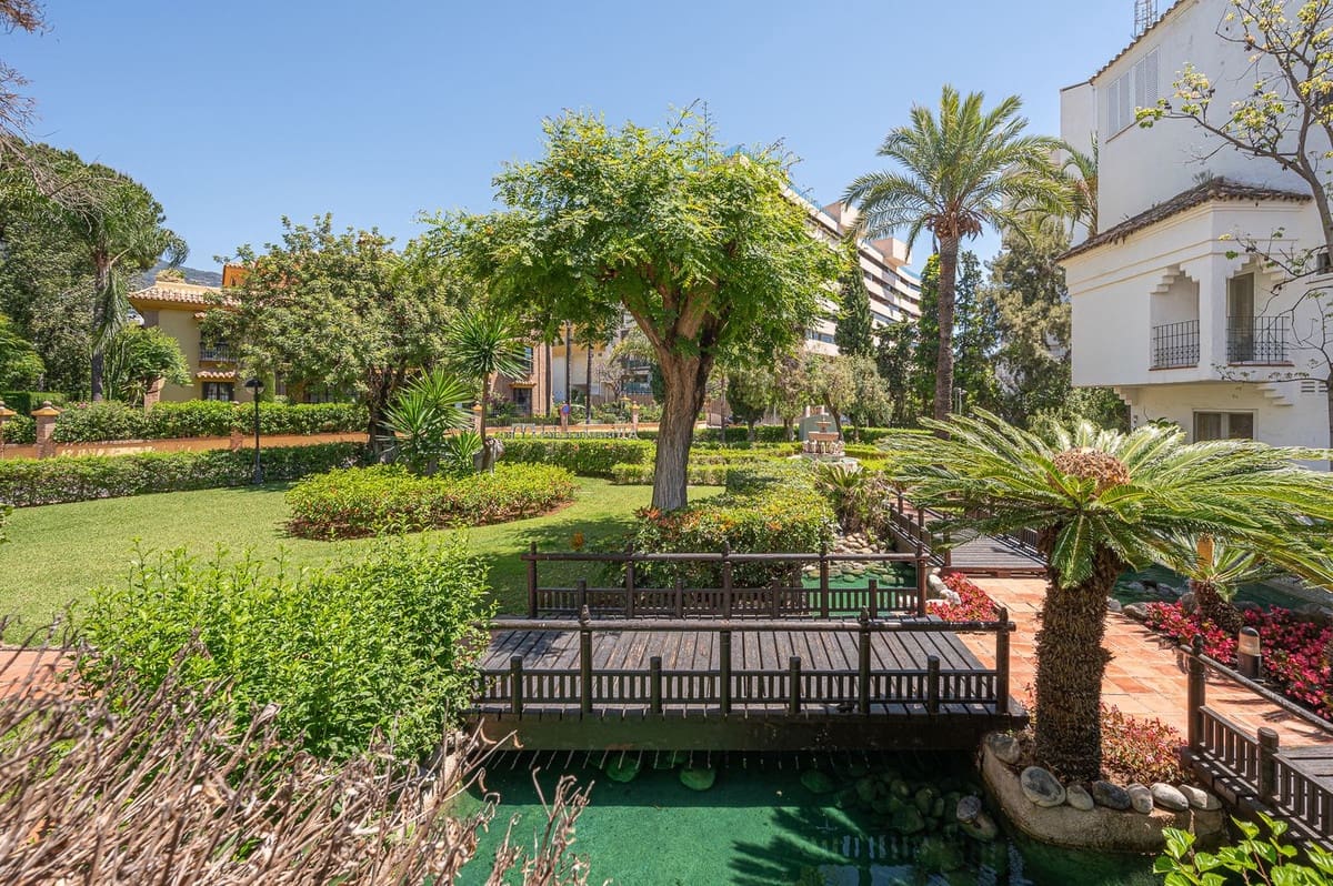 1 bedroom Apartment for sale in Marbella with pool - € 849,000 (Ref: 9480352)