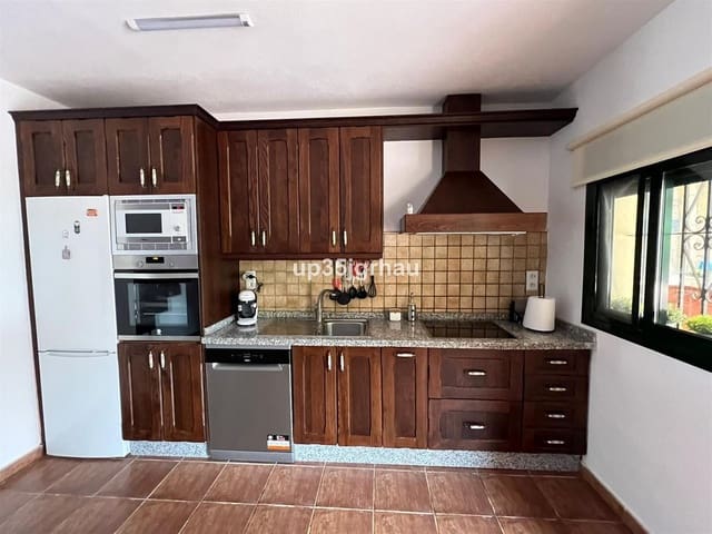 6 soverom Villa til salgs i Centro, Estepona med svømmebasseng garasje - € 849 900 (Ref: 9480354)