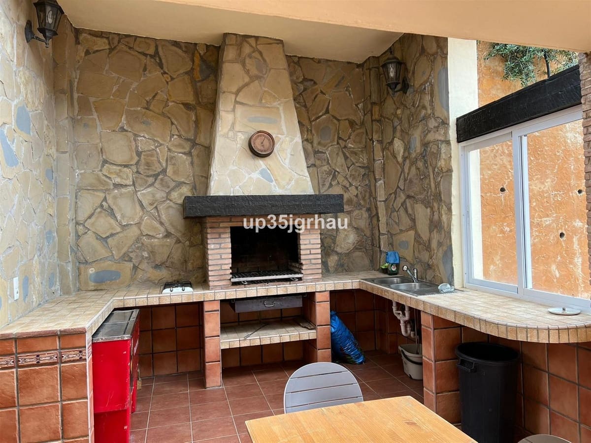 6 soverom Villa til salgs i Estepona med svømmebasseng garasje - € 849 900 (Ref: 9480354)