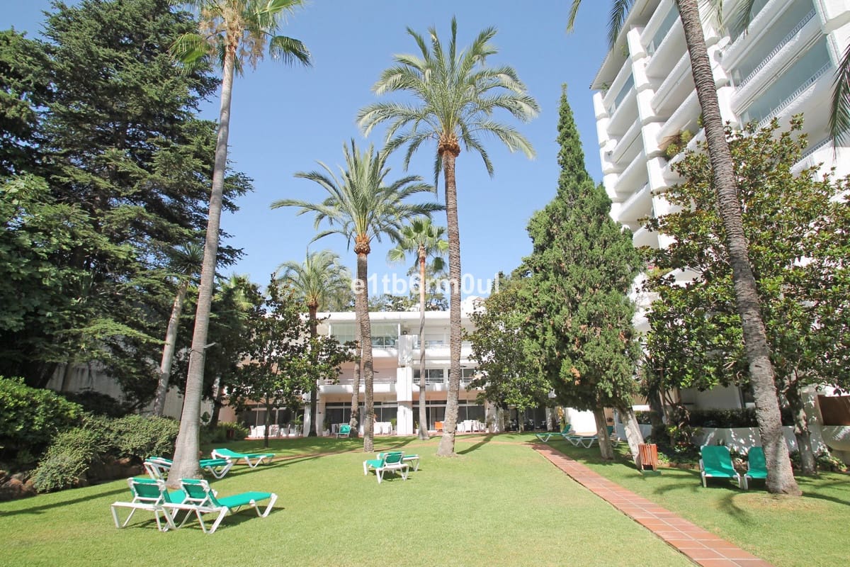 2 bedroom Penthouse for sale in Golden Mile with pool - € 850,000 (Ref: 9480357)