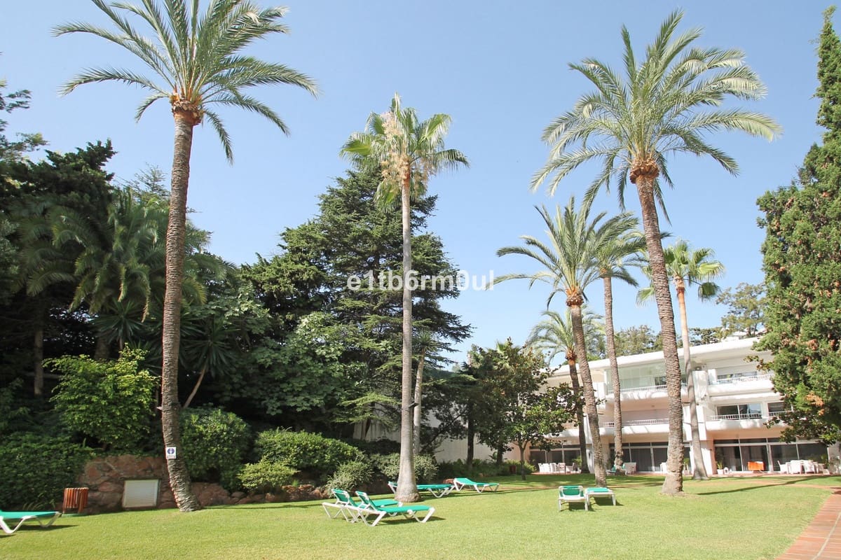 2 bedroom Penthouse for sale in Golden Mile with pool - € 850,000 (Ref: 9480357)