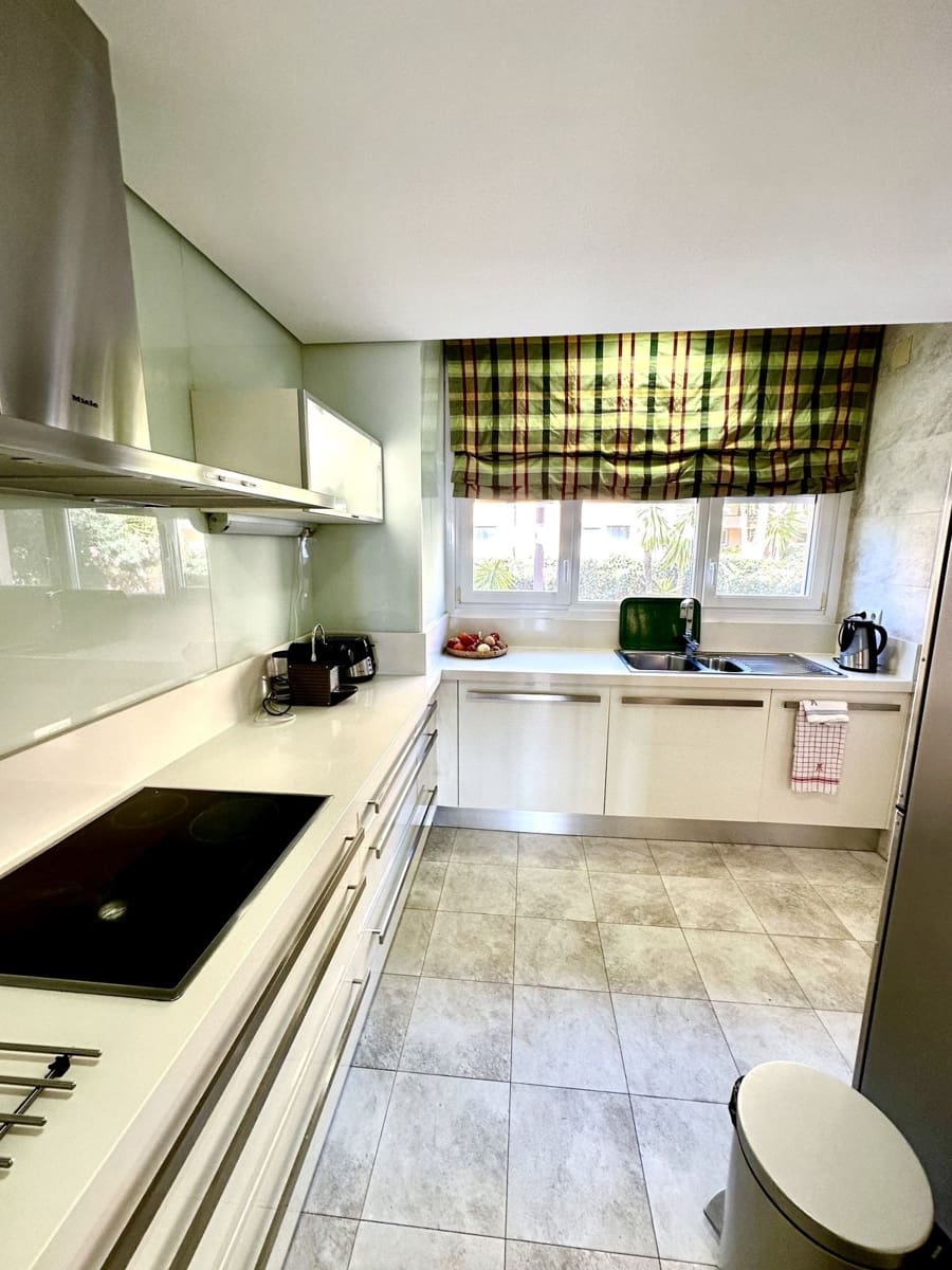 2 soveværelse Penthouse til salg i Nueva Andalucia med swimmingpool garage - € 850.000 (Ref: 9480359)