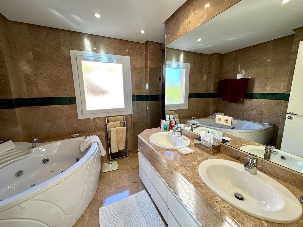 2 soveværelse Penthouse til salg i Nueva Andalucia med swimmingpool garage - € 850.000 (Ref: 9480359)