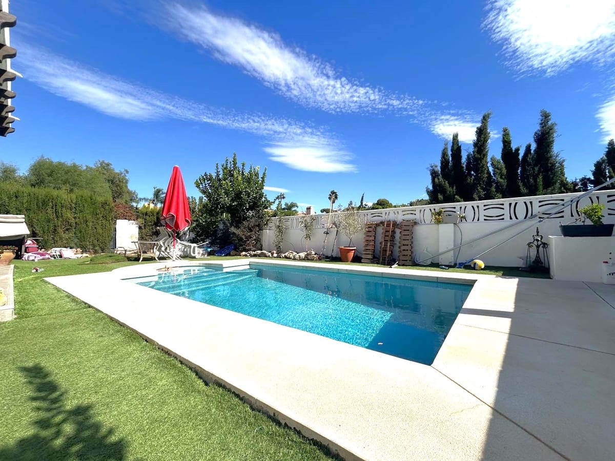 4 bedroom Villa for sale in Calahonda with pool - € 850,000 (Ref: 9480360)