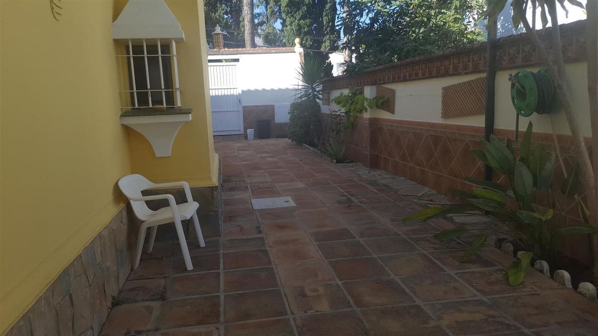 6 bedroom Villa for sale in Mijas Costa with pool - € 850,000 (Ref: 9480362)