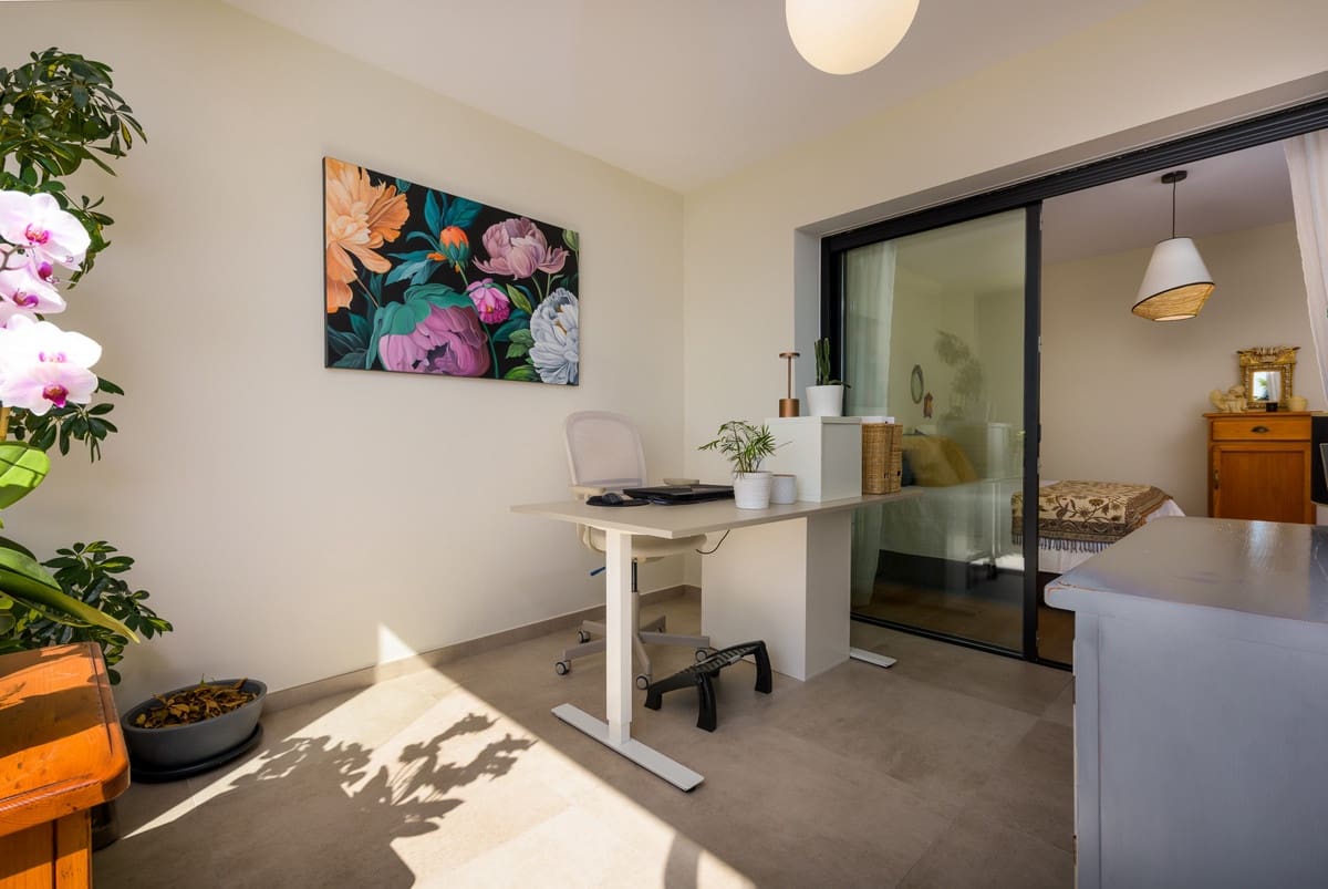 3 bedroom Apartment for sale in Estepona with pool - € 860,000 (Ref: 9480372)