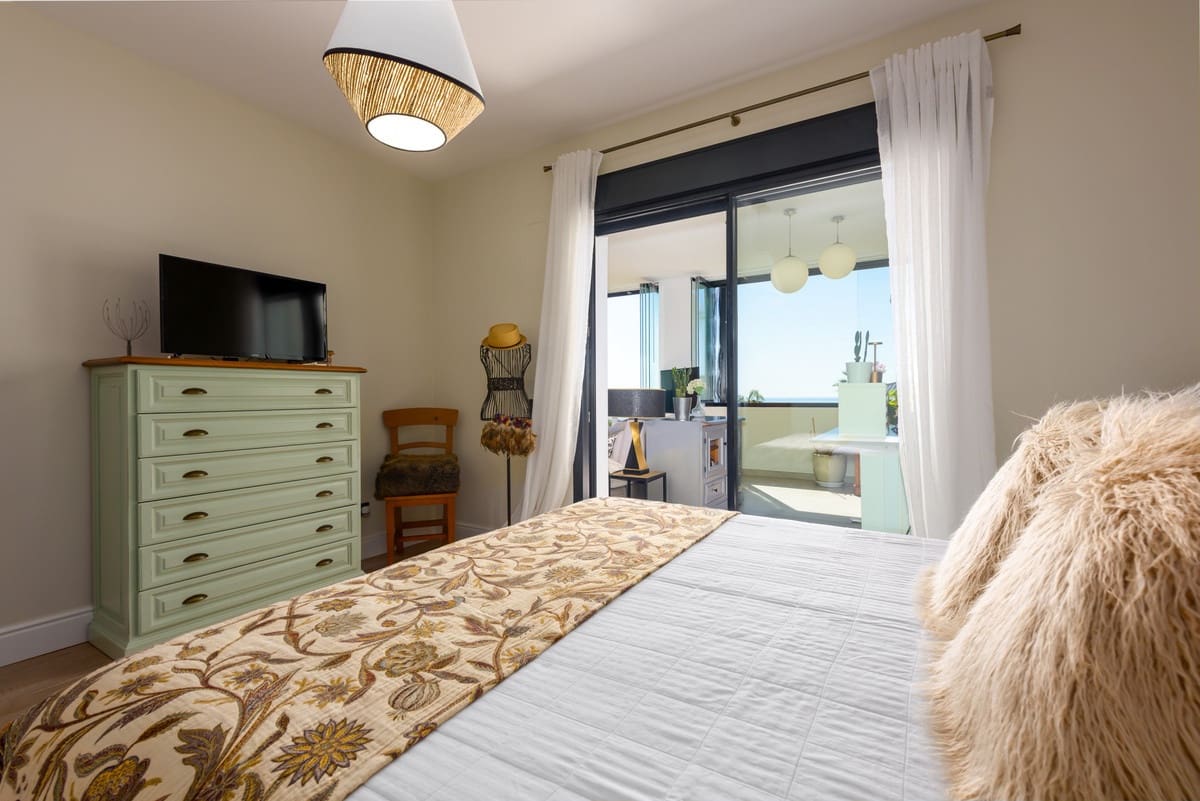 3 bedroom Apartment for sale in Estepona with pool - € 860,000 (Ref: 9480372)