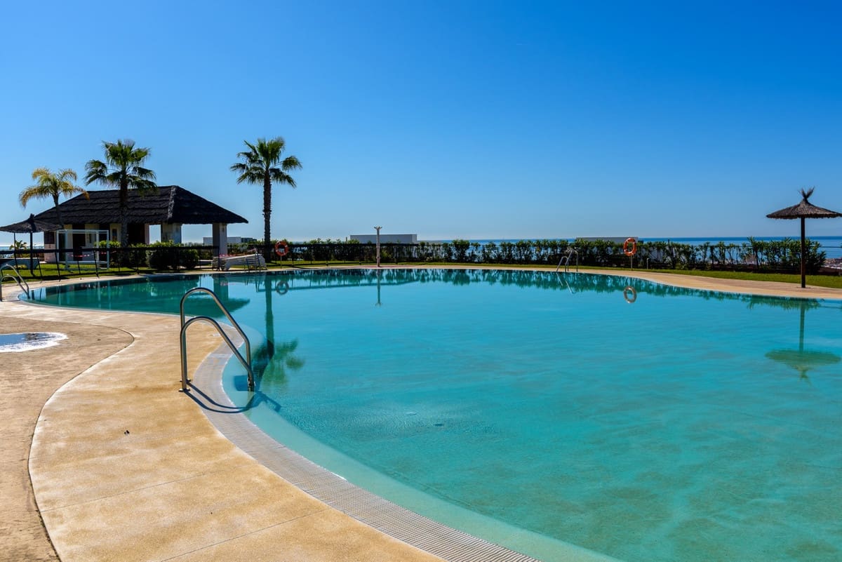 3 bedroom Apartment for sale in Estepona with pool - € 860,000 (Ref: 9480372)