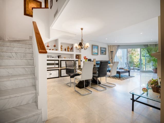 3 makuuhuone Omakotitalo myytävänä paikassa Sierra Blanca, Marbella mukana uima-altaan - 865 000 € (Ref: 9480374)