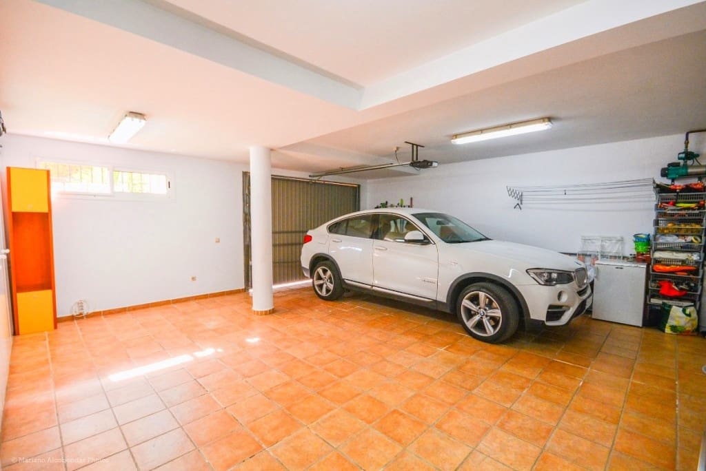 5 bedroom Villa for sale in Mijas Costa with pool garage - € 866,000 (Ref: 9480375)