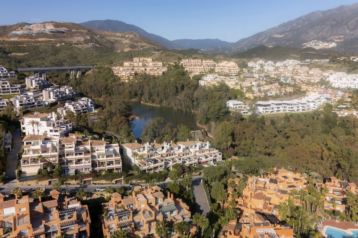 2 slaapkamer Appartement te koop in Nueva Andalucia - € 875.000 (Ref: 9480377)