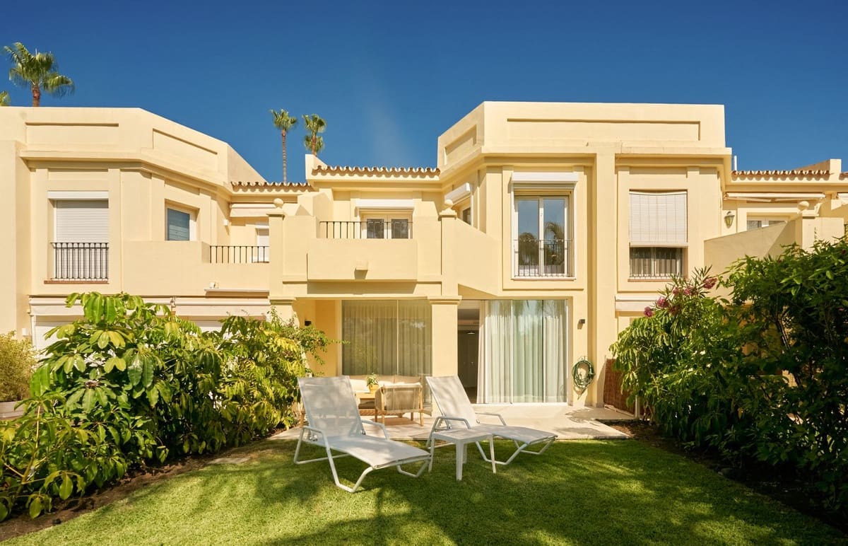3 bedroom Townhouse for sale in La Quinta with pool - € 875,000 (Ref: 9480382)