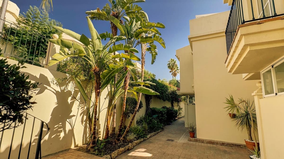 3 bedroom Townhouse for sale in La Quinta with pool - € 875,000 (Ref: 9480382)