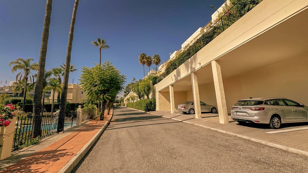 3 bedroom Townhouse for sale in La Quinta with pool - € 875,000 (Ref: 9480382)