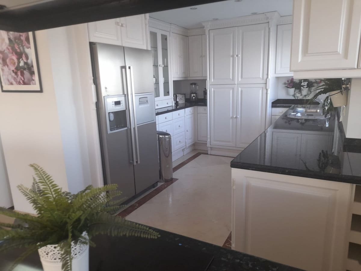 2 soveværelse Penthouse til salg i Estepona med swimmingpool garage - € 880.000 (Ref: 9480387)