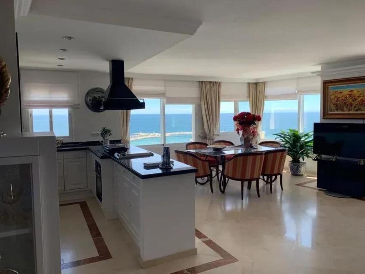 2 soveværelse Penthouse til salg i Estepona med swimmingpool garage - € 880.000 (Ref: 9480387)
