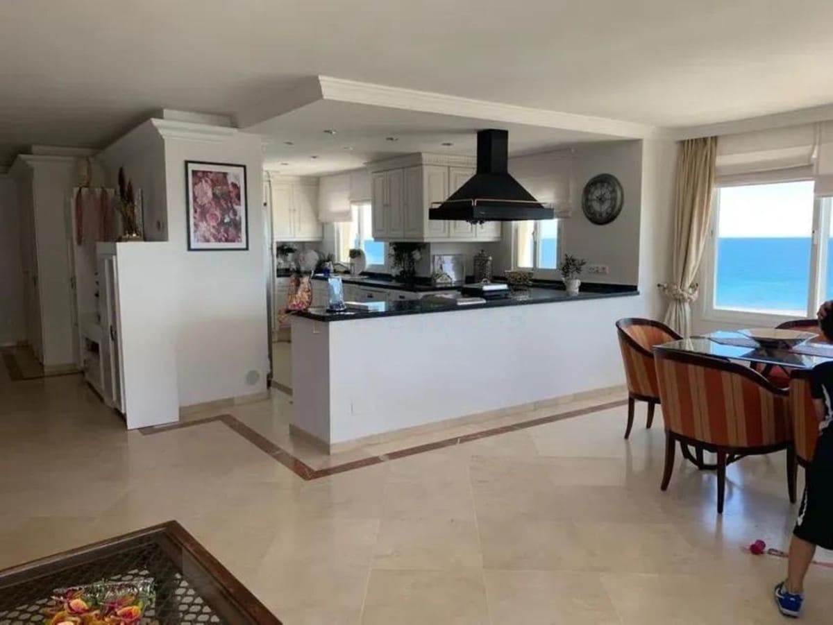 2 soveværelse Penthouse til salg i Estepona med swimmingpool garage - € 880.000 (Ref: 9480387)