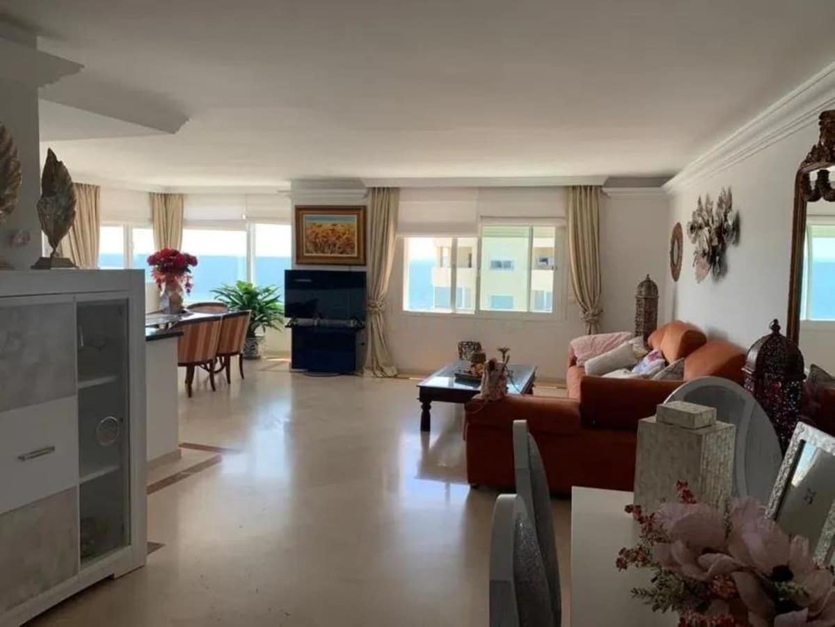 2 soveværelse Penthouse til salg i Estepona med swimmingpool garage - € 880.000 (Ref: 9480387)